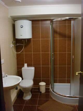 Отель Отель Гармония Днепр Семейный номер с ванной комнатой-1